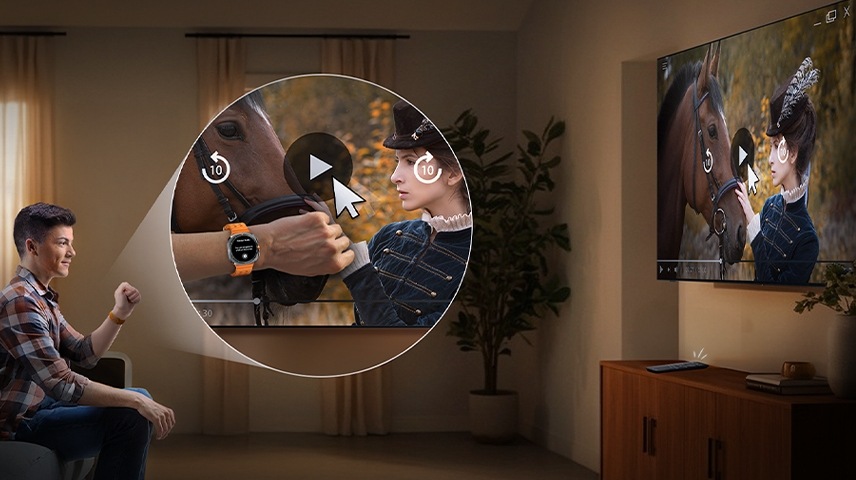 Un hombre usa su Galaxy Watch para controlar un TV en la habitación, tocando Reproducir para una escena de una mujer acariciando un caballo.