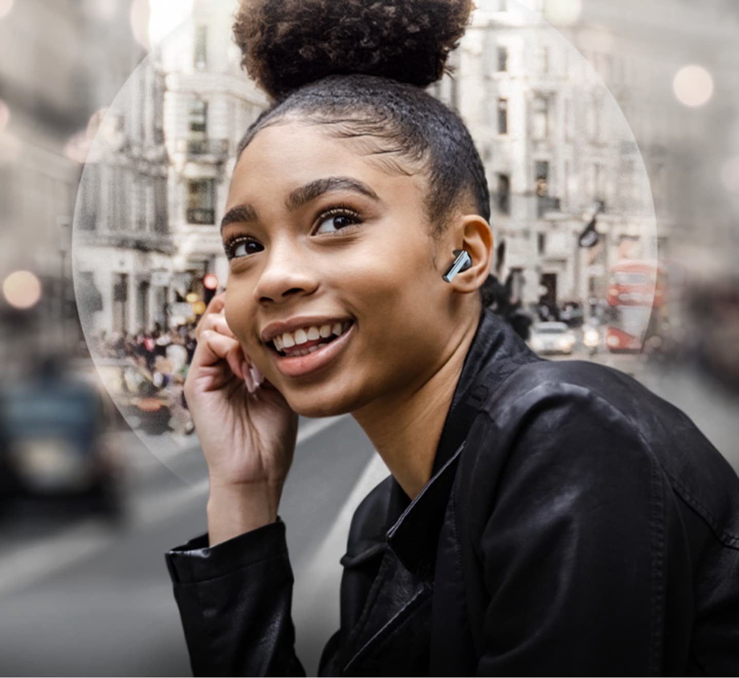 A woman using Galaxy Buds3 Pro to answer a call.