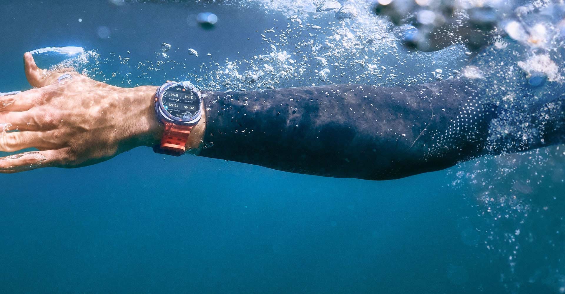 Ranka vandenyje su „Galaxy Watch Ultra“ ant riešo.